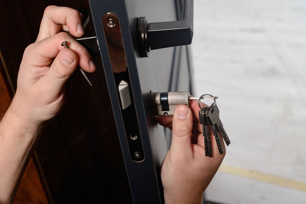Portes claquées à Drancy