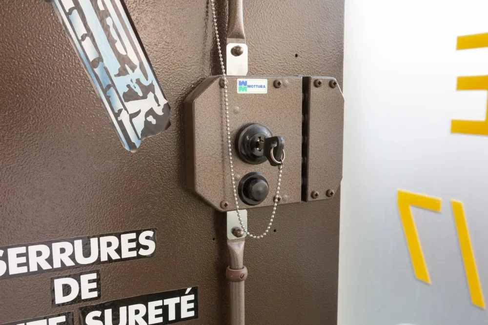 serrure avec cran de sureté